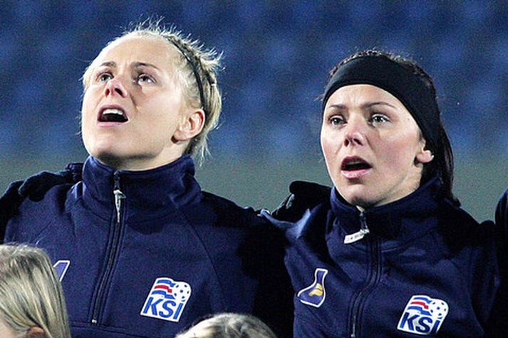 Edda og Ólína syngja þjóðsönginn fyrir einn landsleikinn.