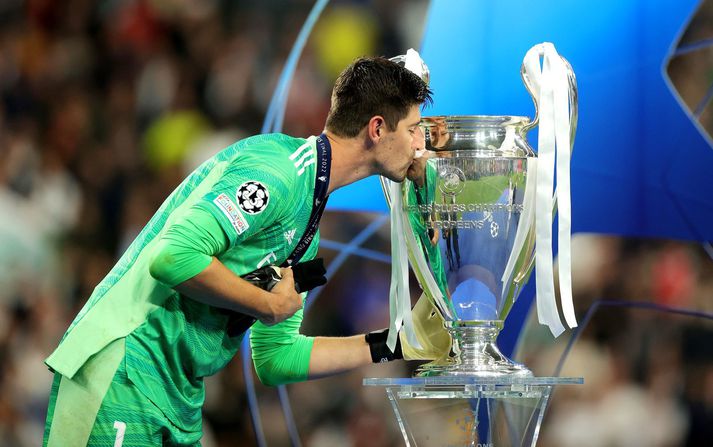Thibaut Courtois kyssir Meistaradeildarbikarinn eftir sigur Real Madrid á Liverpool í úrslitaleiknum á Stade de France 28. maí síðastliðinn.