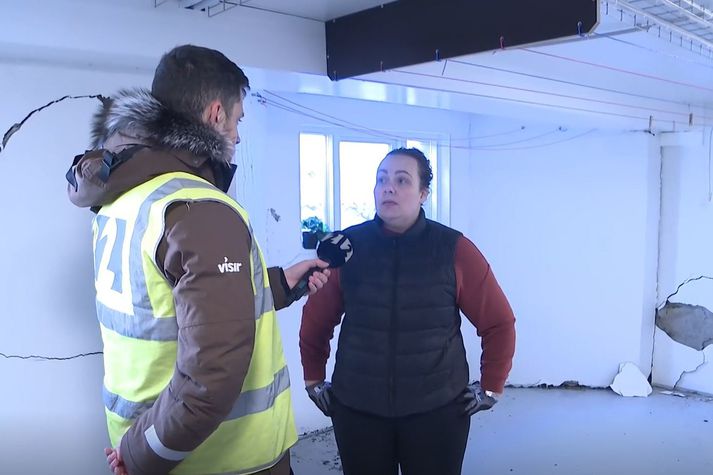 Gríðarlegar sprungur hafa myndast í húsinu.