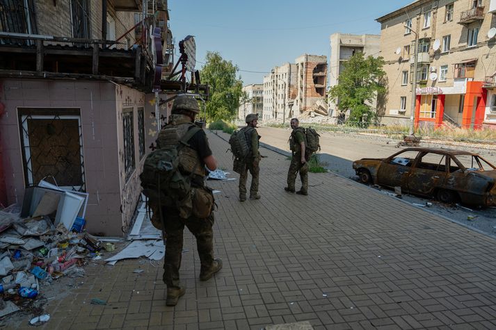 Úkraínskir hermenn á ferð um bæinn Druzhkivka í Donetsk á vígstöðvunum í Austur-Úkraínu. Tæplega fjögur og hálft ár eru liðin frá því að Rússar hófu allsherjarinnrás sína í landið.