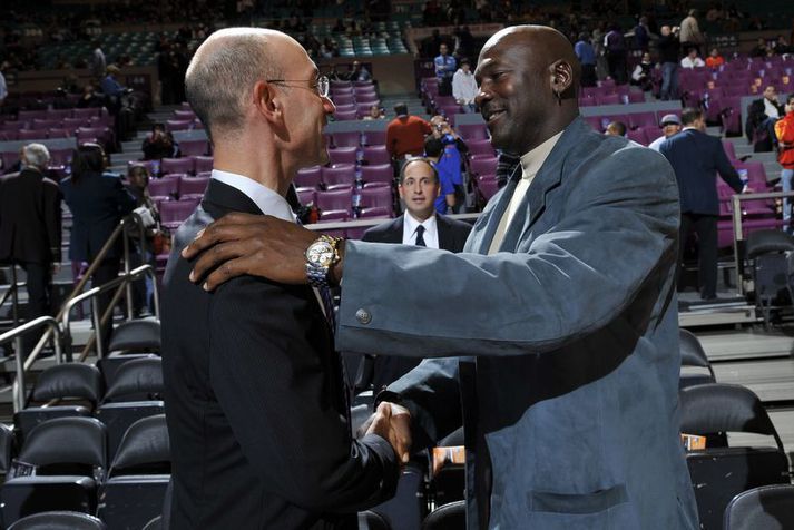 Adam Silver með NBA goðsögninni Michael Jordan. Silver sagði frá stöðu mála í gær.