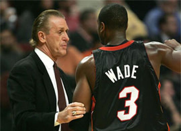 Pat Riley ræðir við Dwyane Wade