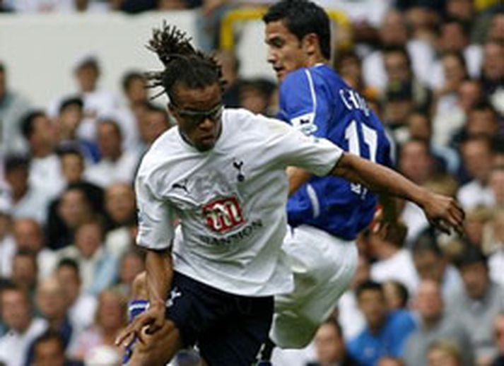 Tim Cahill og Edgar Davids berjast um boltann í leiknum í dag.