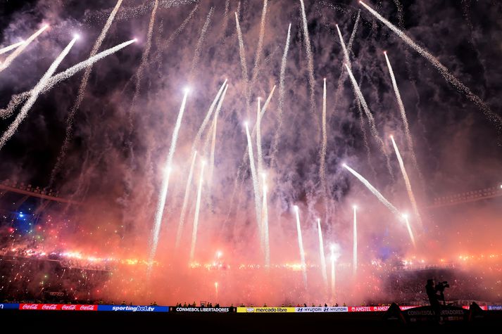 Þessi flugeldasýning var í boði stuðningsmanna argentínska fótboltafélagsins Racing Club fyrir mikilvægan leik gegn Flamengo í undanúrslitum Copa Libertadores.
