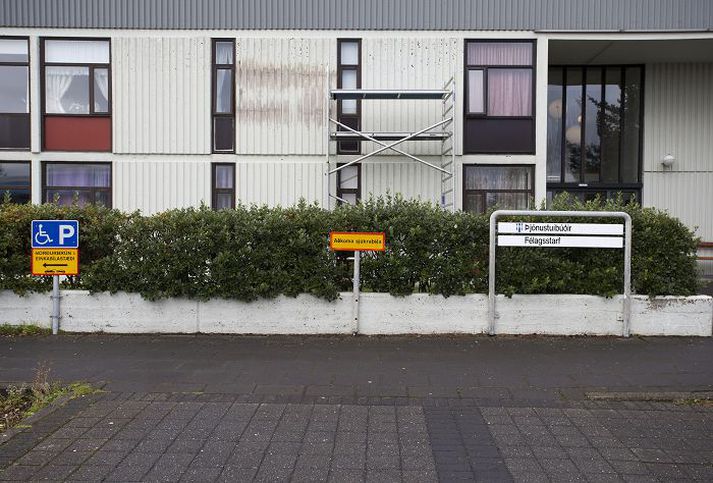 Í Norðurbrún 1 búa á sjötta tug aldraðra. Einn er á vakt á nóttunni og á hann að sinna öllum íbúum hússins. 
