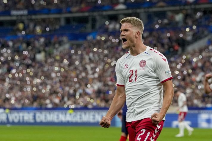 Andreas Cornelius fagnar jöfnunarmarkinu.