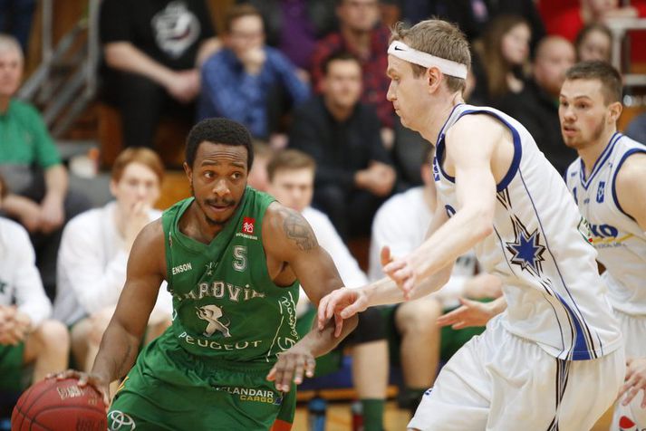 Stefan Bonneau, leikmaður Njarðvíkur, sækir að Marvin Valdimarssyni.