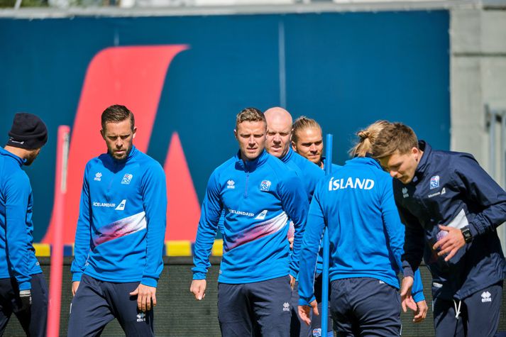 Það er mikil pressa á leikmönnum og þjálfurum íslenska liðsins sem mætir Albaníu í hádeginu. Liðið þarf á sigri að halda í baráttunni um að komast í lokakeppnina. 