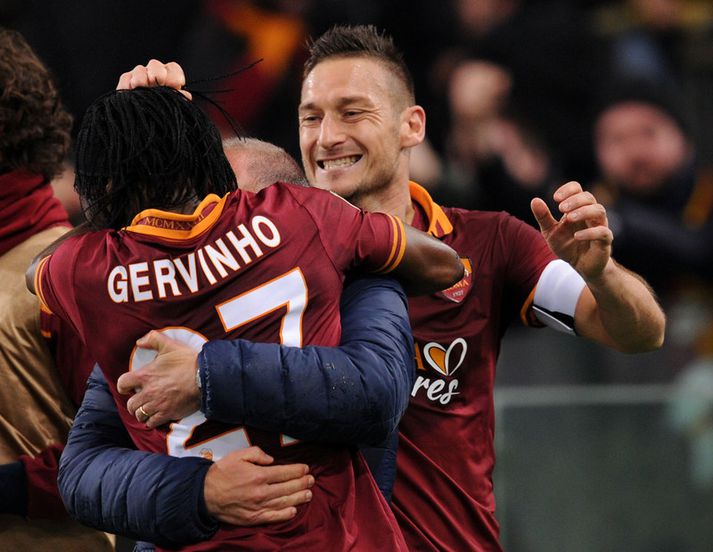 Gervinho og Francesco Totti fagna sigurmarki þess fyrrnefnda í kvöld.