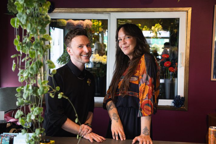 Bjarmi Fannar og Íris Ann voru í skýjunum með opnun ljósmyndasýningarinnar Að-drag-andi.