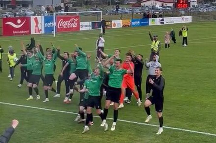 Njarðvíkingar eru á toppnum í Lengjudeildinni. Hér fagna þeir sigrinum í kvöld.