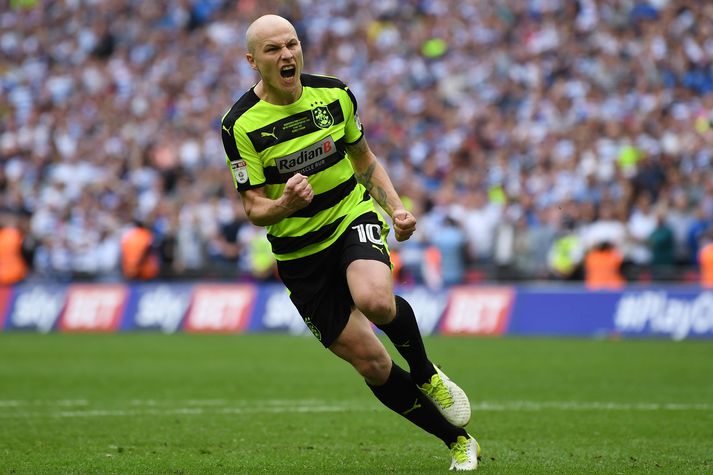 Aaron Mooy verður áfram hjá Huddersfield.