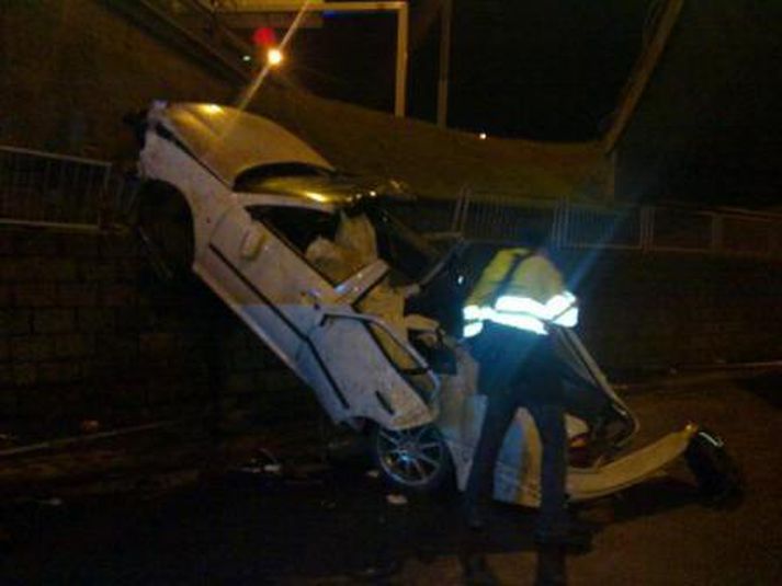 Bíllinn er mjög illa farinn eins og sjá má.