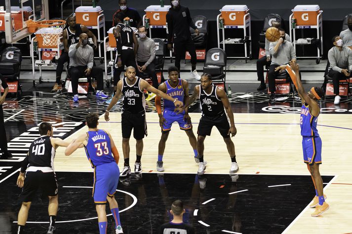 Shai Gilgeous-Alexander tekur hér vítaskot í leik Oklahoma City Thunder á móti Los Angeles Clippers.