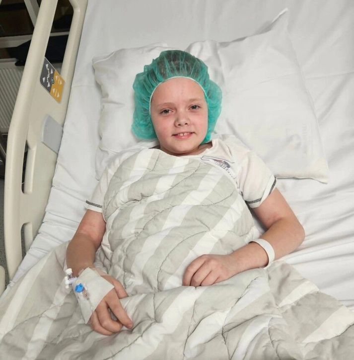 Hinrik er nú staddur í Svíþjóð ásamt foreldrum sínum í áframhaldandi meðferð, þar á meðal undirbúningi fyrir beinmergsskipti.