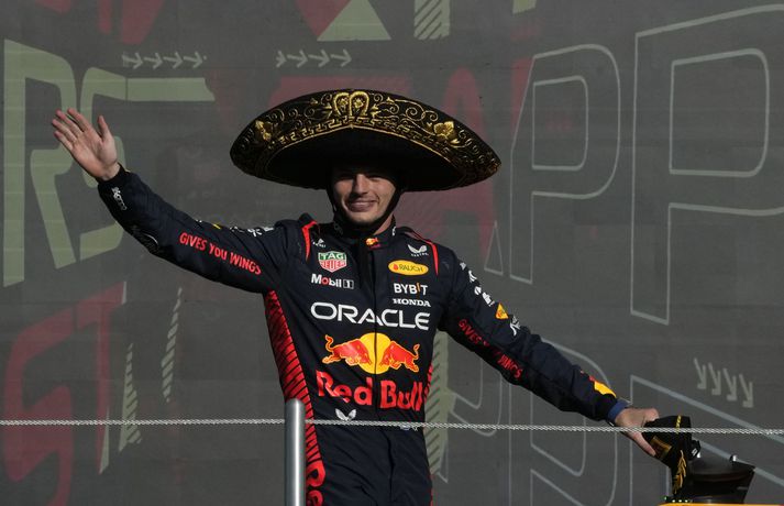 Max Verstappen fagnar sigri í kappakstrinum í Mexíkó með því að setja upp Sombrero hatt.
