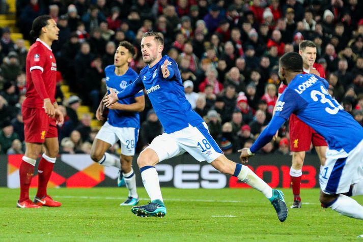 Gylfi Þór Sigurðsson fagnar marki á móti Liverpool