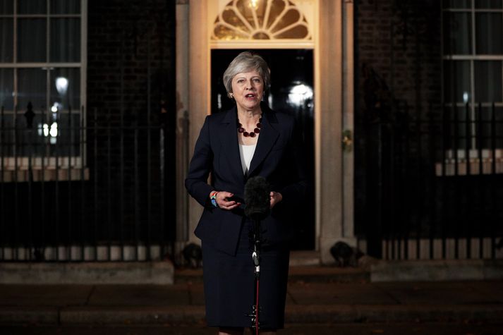 Theresa May ávarpar blaðamenn fyrir utan Downingstræti 10 í kvöld.