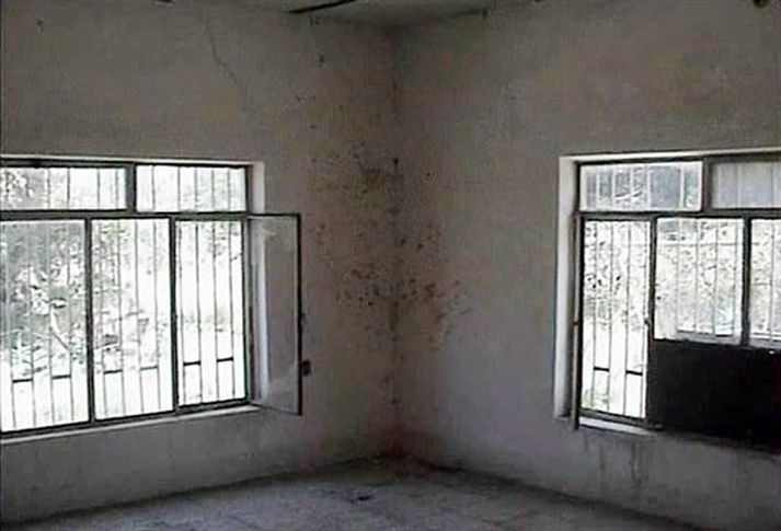 Húsið þar sem verknaðurinn átti sér stað stendur nú autt.