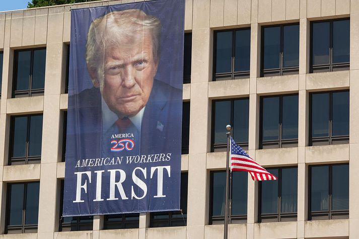 Eftir að dómstólar komust að þeirri niðurstöðu að Trump gæti ekki vísað til neyðarréttar til að réttlæta upptöku tolla án samráðs við þingið, hafa stjórnvöld leitað frumlegra leiða til að koma vilja sínum fram.