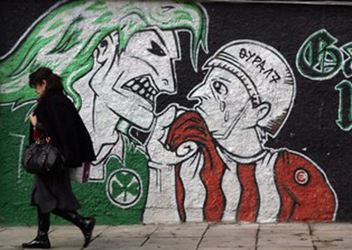Mikill rígur er milli Panathinaikos og Olympiakos eins og þetta listaverk sýnir