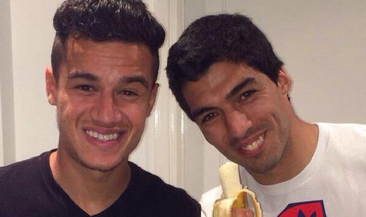 Luis Suarez og Philippe Coutinho, leikmenn Liverpool, vilja ekki sjá rasista og fá sér því banana.