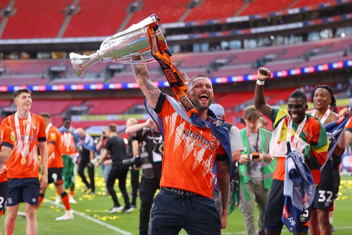 Henri Lansbury endaði ferilinn á því að fara upp um deild með Luton Town áður en skórnir fóru upp í hillu.