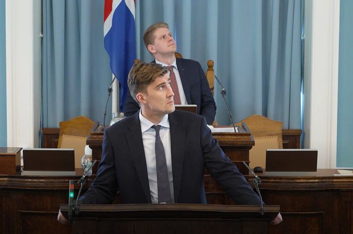 Þingmönnum brá í brún þegar mótmælendurnir hófu upp raust sína í byrjun mánaðar, eins og sjá má á þeim Ingvari Þórodssyni, þingmanni Viðreisnar og öðrum varaforseta þingsins, og Snorra Mássyni, þingmanni og varaformanni Miðflokksins. 
