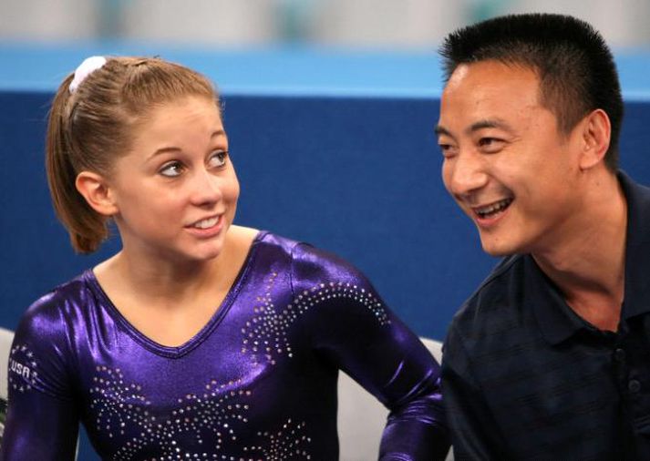 Shawn Johnson með þjálfara sínum.
