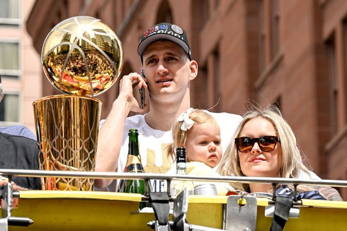 Nikola Jokic er verðmætastur í NBA-deildinni og mikill fjölskyldumaður en hérna fagnar hann meistaratitlinum í fyrra með eiginkonu sinni og dóttur.