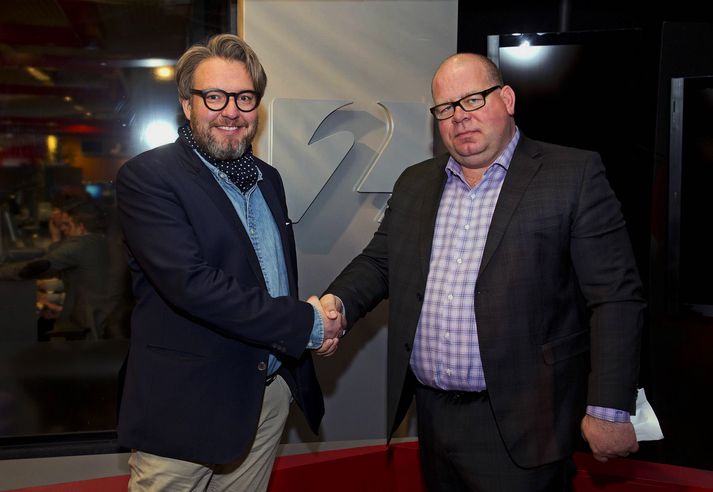 Freyr Einarsson sjónvarpsstjóri 365 miðla og Hjörtur Bergstað formaður Fáks gengu frá samkomulagi um samstarf á sjónvarpsútsendingum frá hestasportviðburðum í Víðidal.