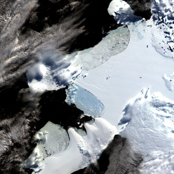Hluti íshellunnar sem molnaði er fyrir miðri mynd.