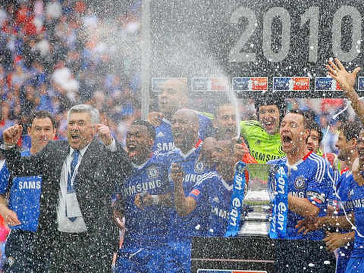 Ashley Cole og John Terry fara fyrir fagnaðarlátum Chelsea.