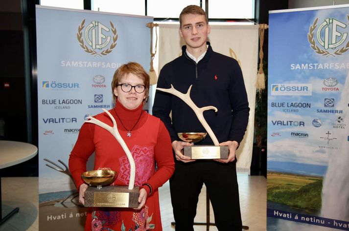 Thelma Björg Björnsdóttir og Hilmar Snær Örvarsson með verðlaunagripina.