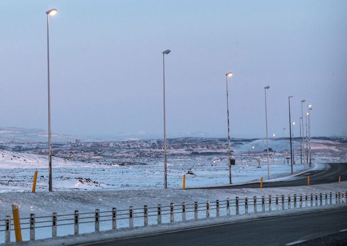 Ekki er hægt að aka Reykjanesbrautina vegna ófærðar.