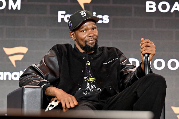 Kevin Durant sést hér upp á sviði á Fanatics hátíðinni í New York með hljóðnema í hendi. Hann fékk þarna fréttirnar um að hann væri orðinn leikmaður Houston Rockets.