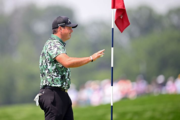 Patrick Reed brosti þegar hann tók boltann upp úr fjórðu holunni, eftir stórkostlegt högg sitt.