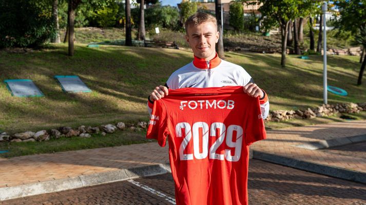 Kristall Máni Ingason með Brann-treyju sem sýnir að samningur hans gildir til 2029. Hann mætti til móts við liðið á Marbella á Spáni, þar sem það er við æfingar.