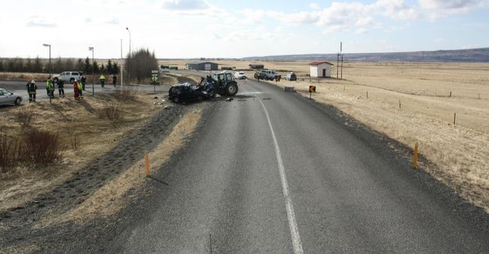 Mynd af vettvangi slyssins úr skýrslu Rannsóknarnefndar samgönguslysa. Tré og beygja á veginum takmarka útsýn suður Skeiðaveg á þessum stað.