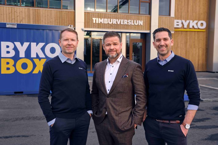 Ný og glæsileg timburverslun BYKO opnaði í gær. Af því tilefni var slegið upp opnunarteiti þar sem þeir Kjartan Long, verkefnastjóri á fyrirtækjasviði BYKO, Sigurður B. Pálsson, forstjóri og Renzo Passaro, verslunarstjóri timburverslunarinnar, tóku vel á móti gestum.