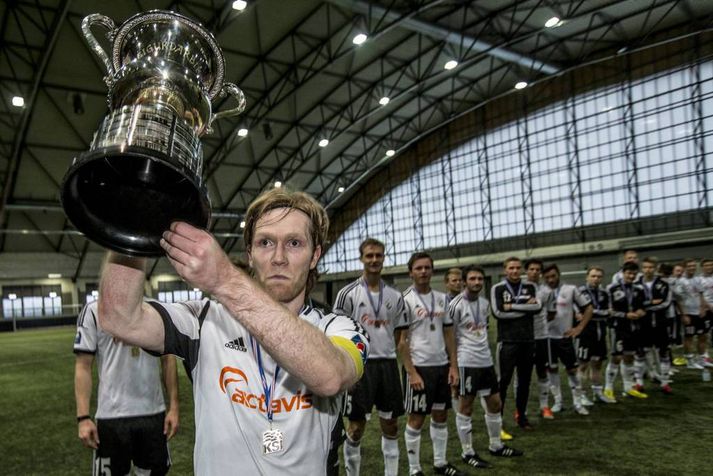 Guðjón Árni tók við bikarnum í leikslok.