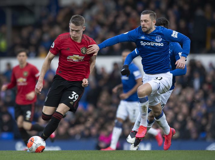 Gylfi Þór Sigurðsson gæti mætt Scott McTominay í vikunni er Everton tekur á móti Man Utd í 8-liða úrslitum deildarbikarsins.