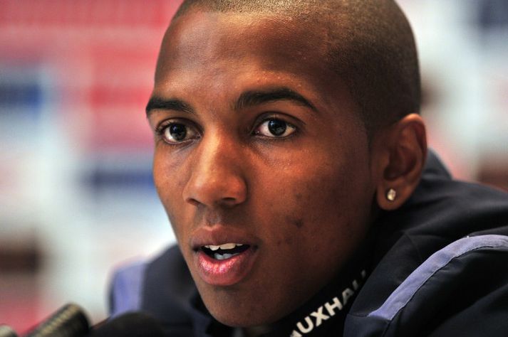 Ashley Young stefnir á að vinna titla með Manchester United
