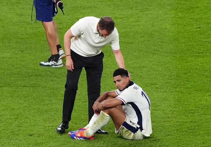 Gareth Southgate hughreystir Jude Bellingham eftir úrslitaleik EM.