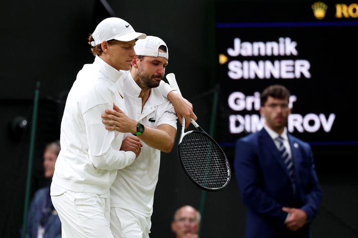  Jannik Sinner styður hér við grátandi Grigor Dimitrov efir að ljóst var að Búlgarinn gæti ekki haldið áfram.
