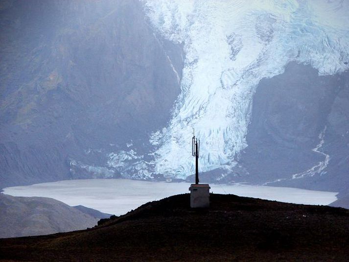 Ægifagurt umhverfi Nýr farsímasendir á Þórólfsfelli. Í baksýn skríður Gígjökull fram úr Eyjafjallajökli.
Mynd/Sigurður Ingi Hauksson