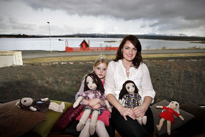 Oddný Magnea og dóttir hennar með nokkrar af dúkkunum. Oddný heldur á dúkku sem hún gerði eftir sjálfri sér.fréttablaðið/valli