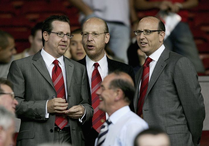 Glazer bræðurnir, Joel, Bryan og Avram á Old Trafford. Á myndina vantar föður þeirra, Malcolm.