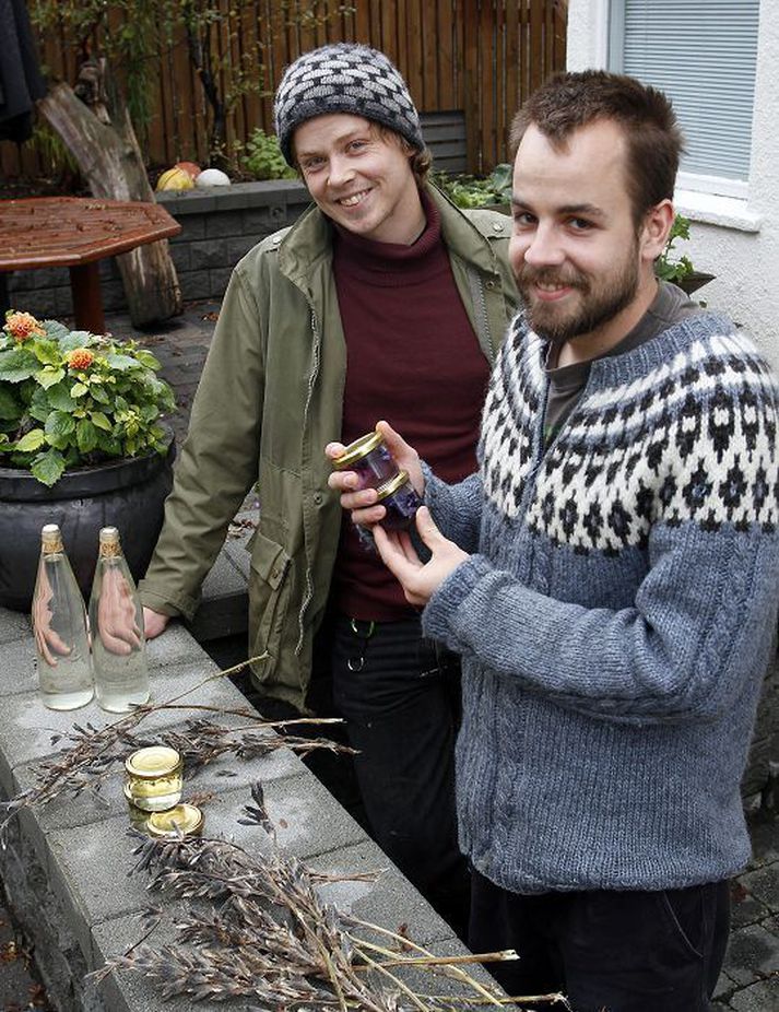 Viktor og Bjarki vilja viðhalda samtalinu milli lífsins og listarinnar, meðal annars með því að nýta það sem vex í nágrenninu til matargerðar. Þeir bjóða til haustfagnaðar á morgun þar sem gestir fá að bragða á uppskerunni.
