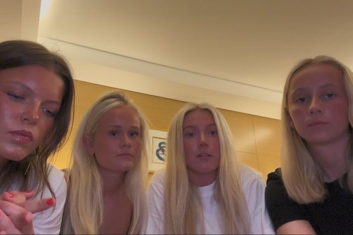 Hafdís Anna Hauksdóttir, Sigrún Heba Þorkelsdóttir, Sara Björk Þórðardóttir og  Magnea Steinunn H. Magnadóttir voru nánast nýlaðar í heimsreisu þegar sprengjur fóru að falla víða um Persaflóaríkin.